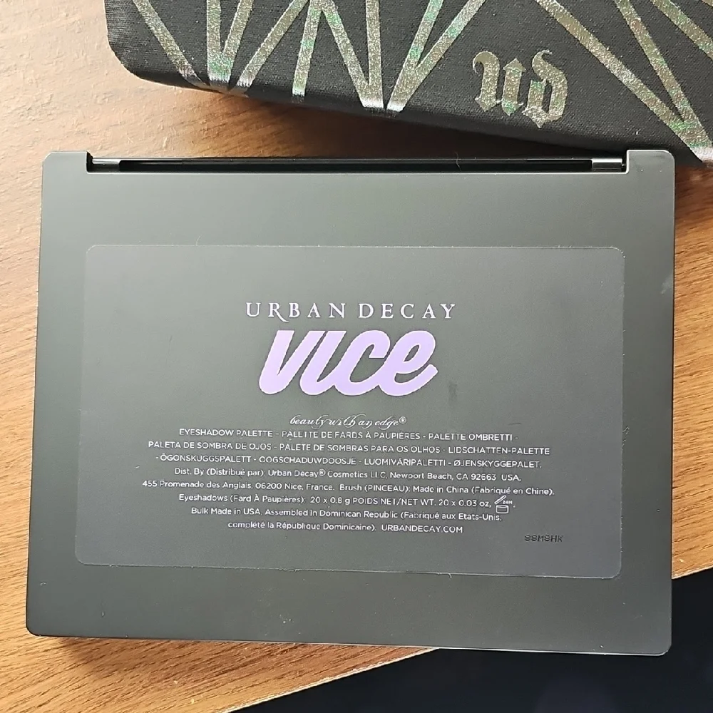 NIB Urban Decay Vice Eyeshadow Palette 4 with Cosmetic Bag & Brush Discontinued